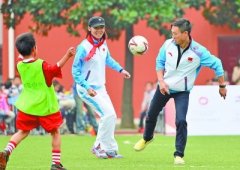 奥运冠军走进校园足球 放下身段当“孩子王”
